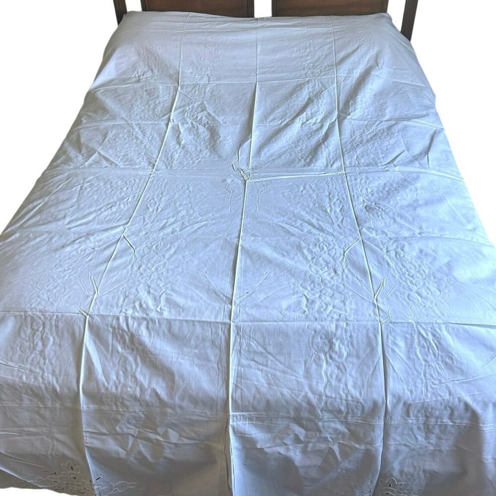NOS Vtg white bedspread floral embroidery cutout queen MOD shabby chic cottage